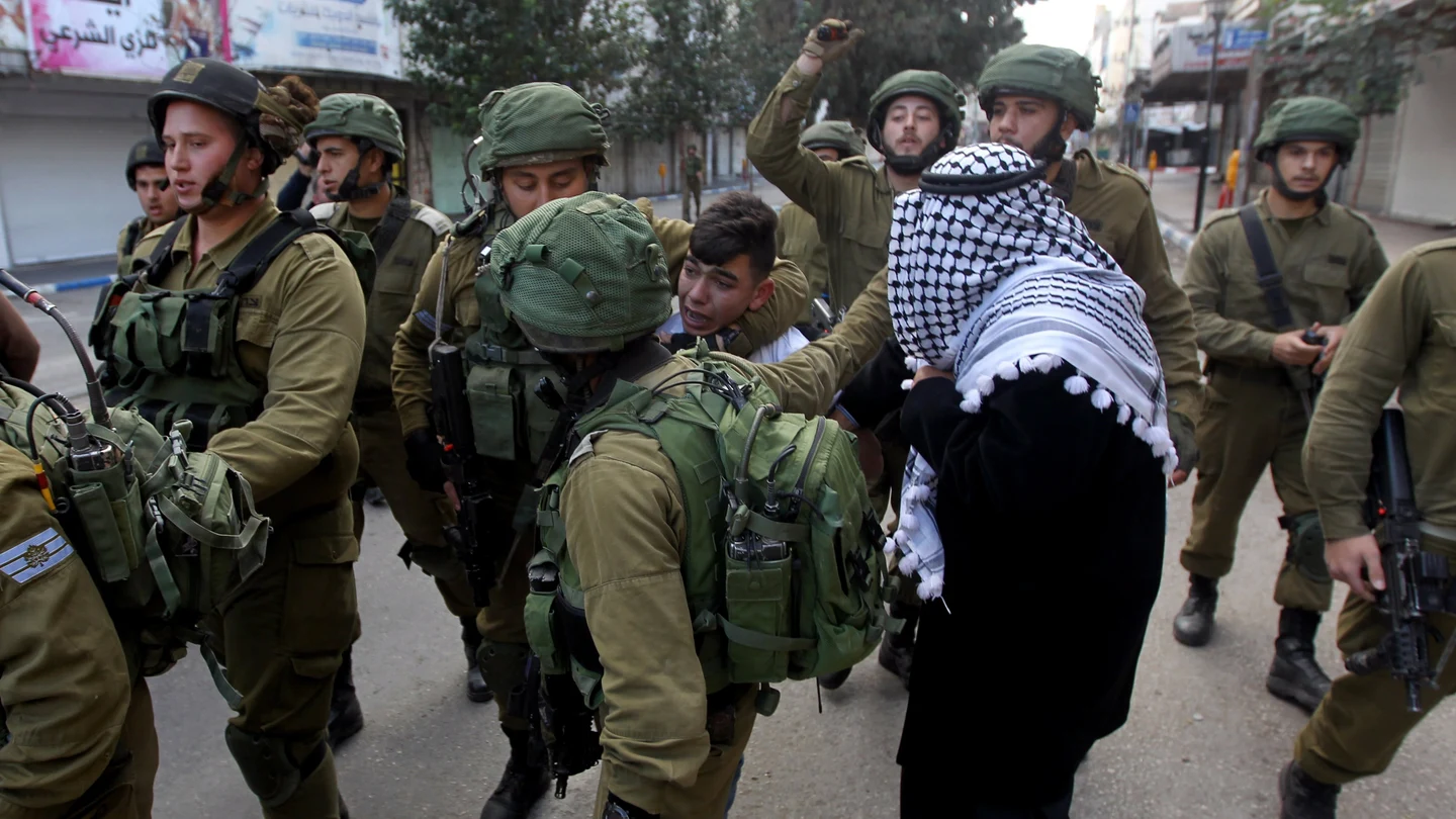 Soldados israelíes detienen a un palestino durante los enfrentamientos en la ciudad cisjordana de Hebrón, Palestina Soldados israelíes detienen a un palestino durante los enfrentamientos en la ciudad cisjordana de Hebrón, Palestina