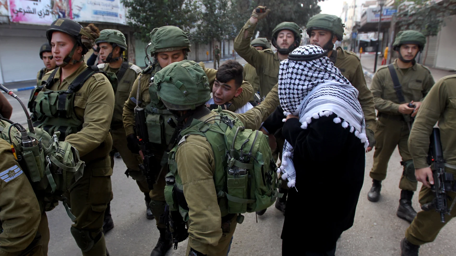 Soldados israelíes detienen a un palestino durante los enfrentamientos en la ciudad cisjordana de Hebrón, Palestina
