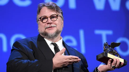 Fotografía de archivo del director de cine mexicano Guillermo del Toro con su León de Oro Fotografía de archivo del director de cine mexicano Guillermo del Toro con su León de Oro