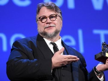 Fotografía de archivo del director de cine mexicano Guillermo del Toro con su León de Oro Fotografía de archivo del director de cine mexicano Guillermo del Toro con su León de Oro