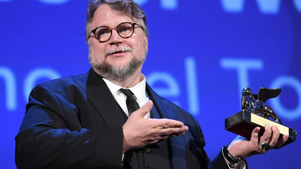 Fotografía de archivo del director de cine mexicano Guillermo del Toro con su León de Oro