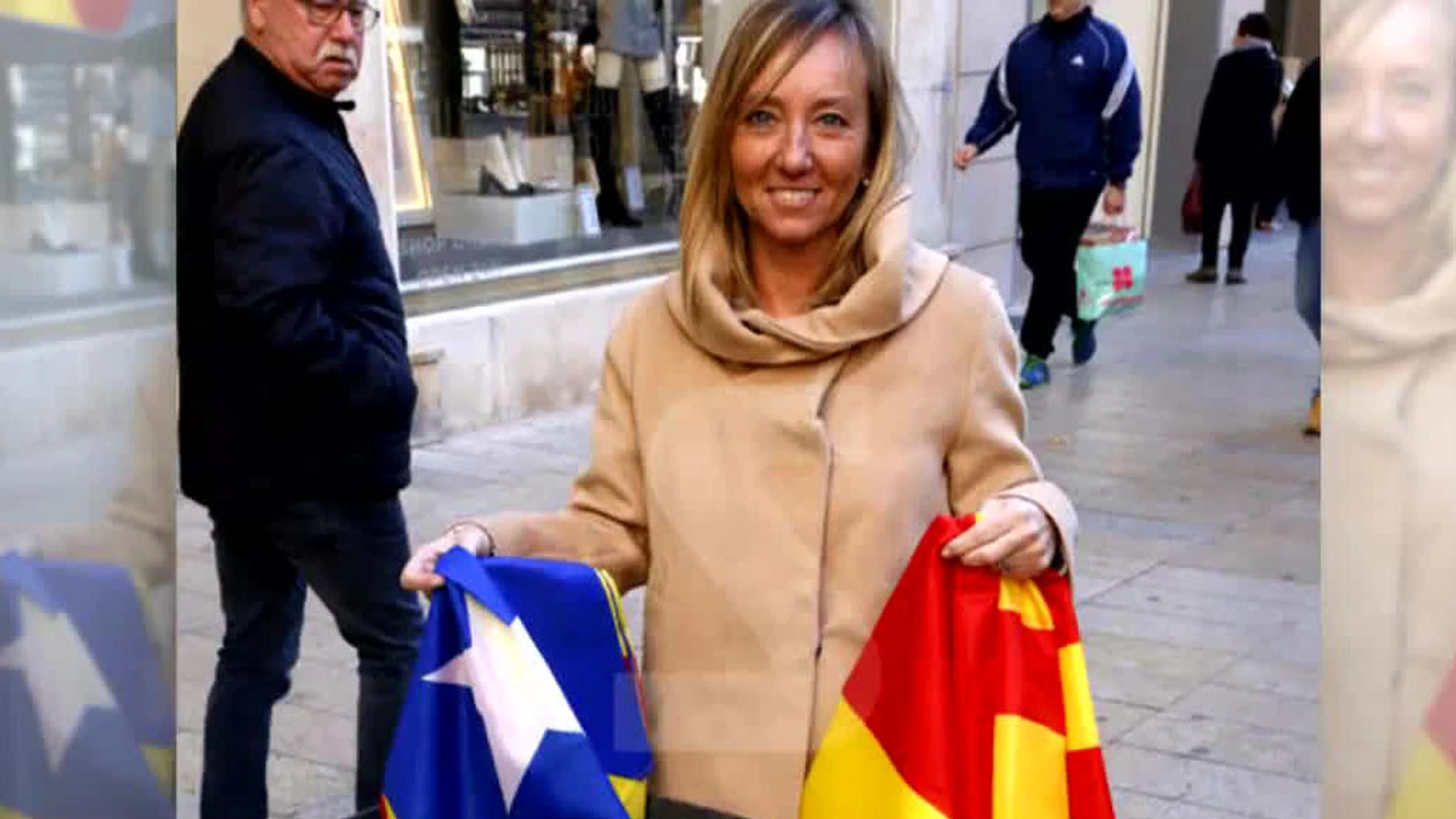 La cabeza de lista del PP en Lleida tira una estelada a la basura