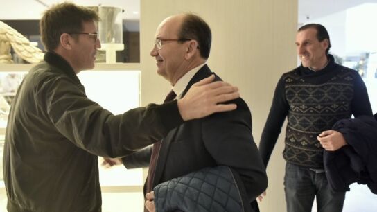 Berizzo saluda a Pepe Castro en la concentraci&oacute;n del Sevilla