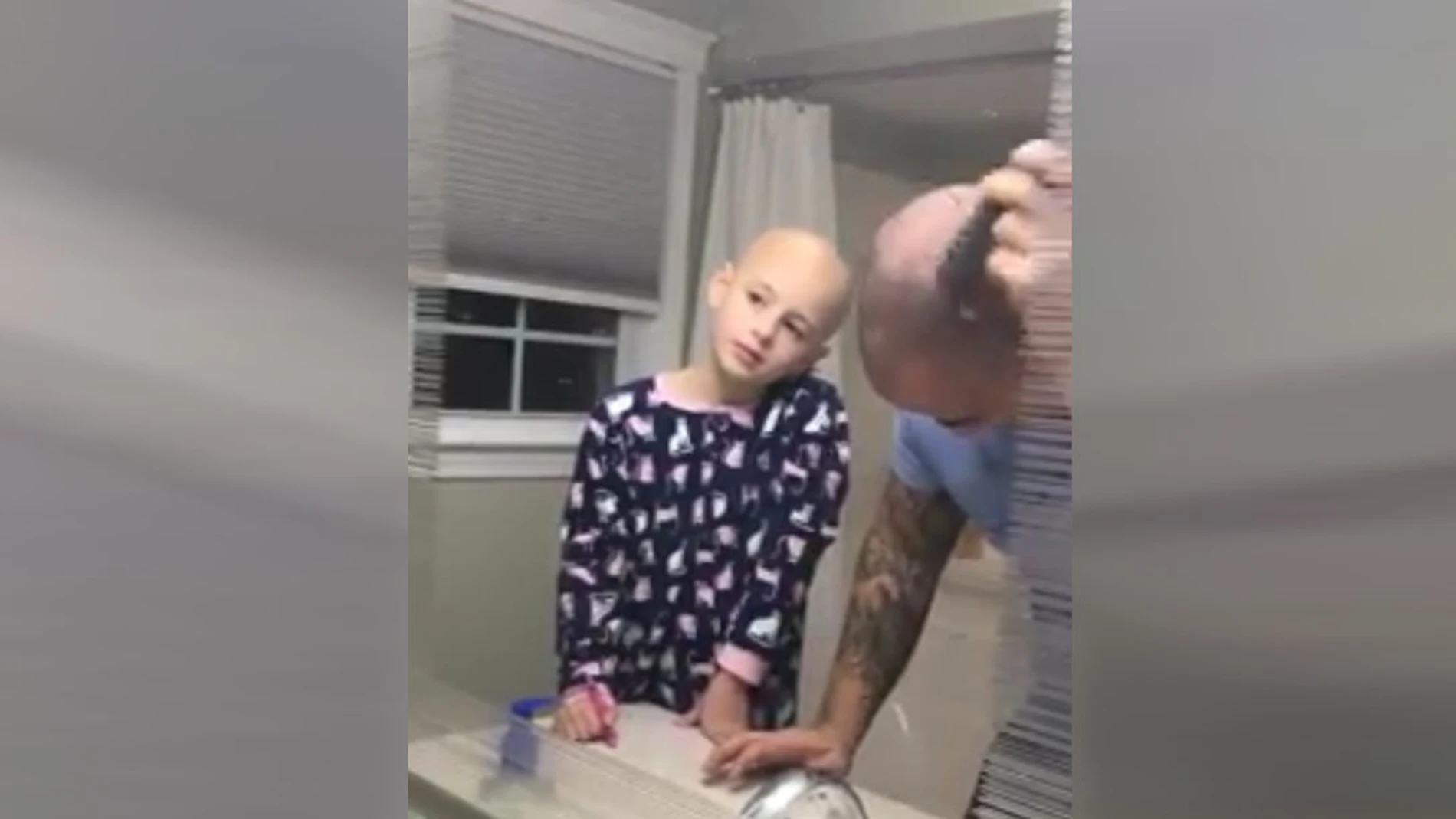 Un padre se rapa para solidarizarse con su hija con alopecia