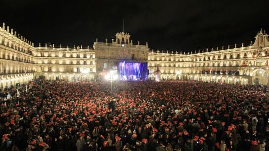Miles de j&oacute;venes celebran la Nochevieja Universitaria en Salamanca