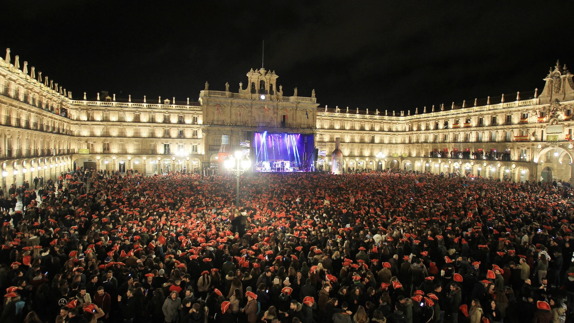 Miles de jóvenes celebran la Nochevieja Universitaria en Salamanca