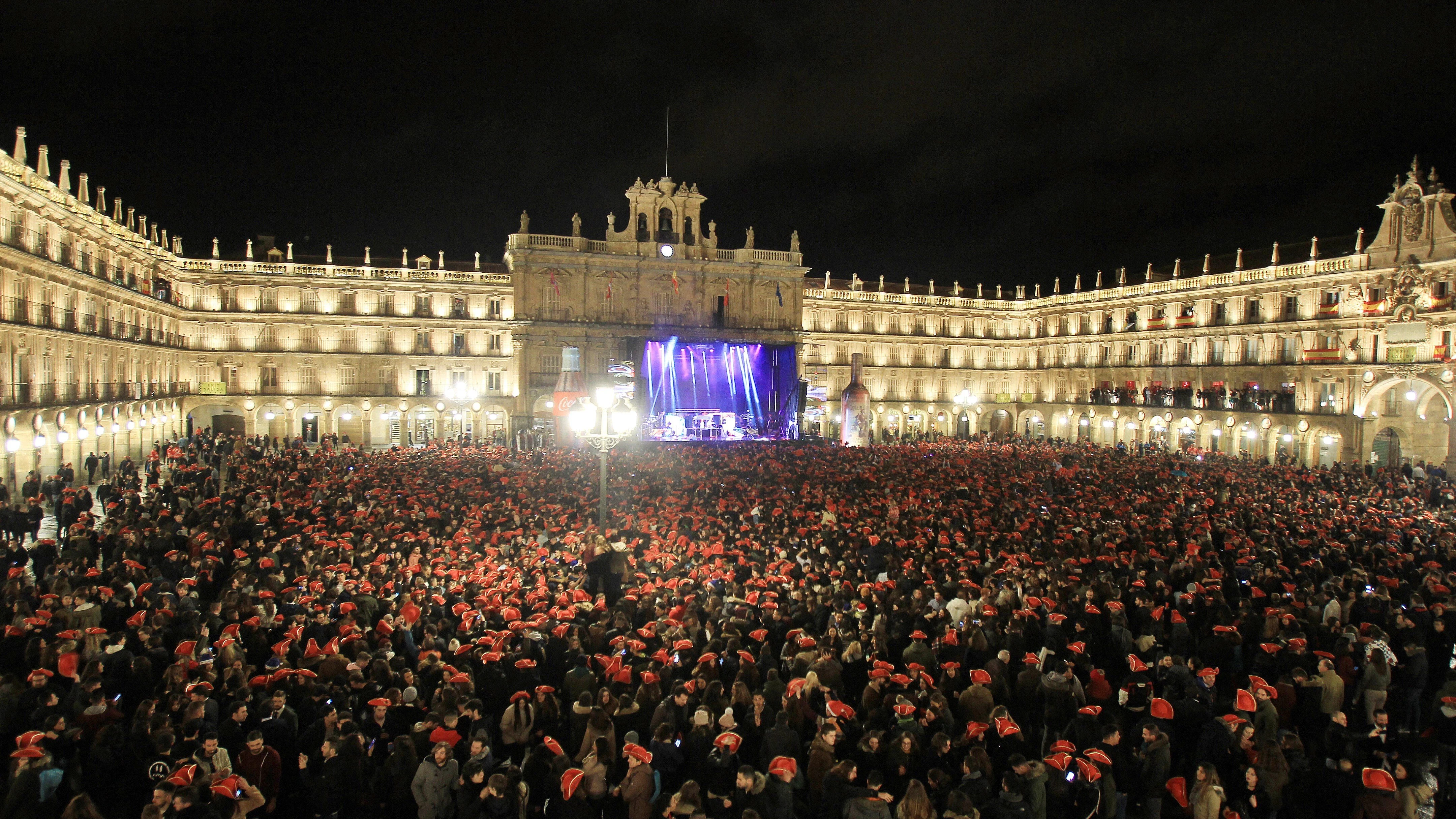 Miles de jóvenes celebran la Nochevieja Universitaria en Salamanca