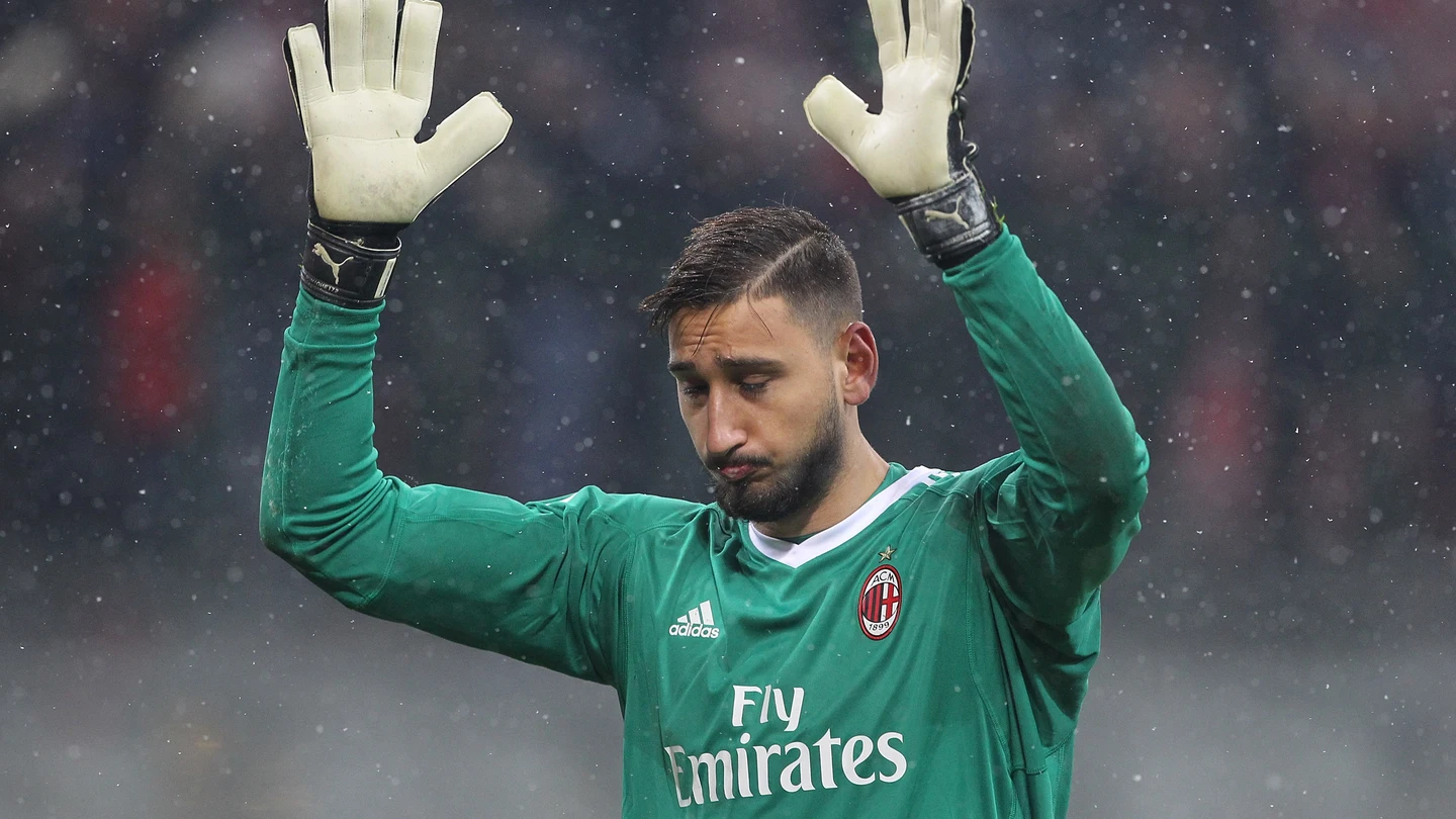 Donnarumma, roto ante los cánticos de la afición del Milan Donnarumma, roto ante los cánticos de la afición del Milan