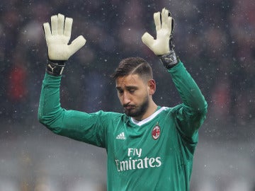 Donnarumma, roto ante los cánticos de la afición del Milan Donnarumma, roto ante los cánticos de la afición del Milan