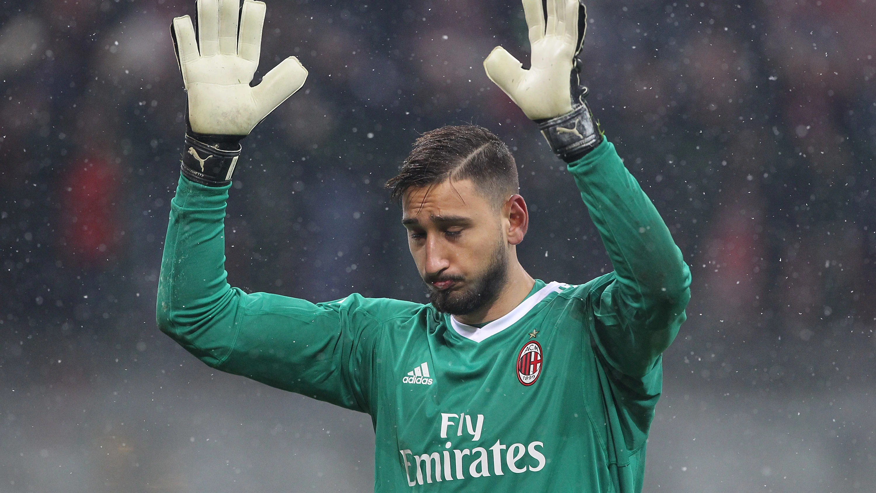 Donnarumma, roto ante los cánticos de la afición del Milan