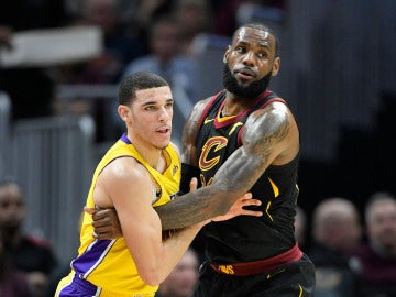 Lonzo Ball y LeBron James, durante el Cavs - Lakers Lonzo Ball y LeBron James, durante el Cavs - Lakers