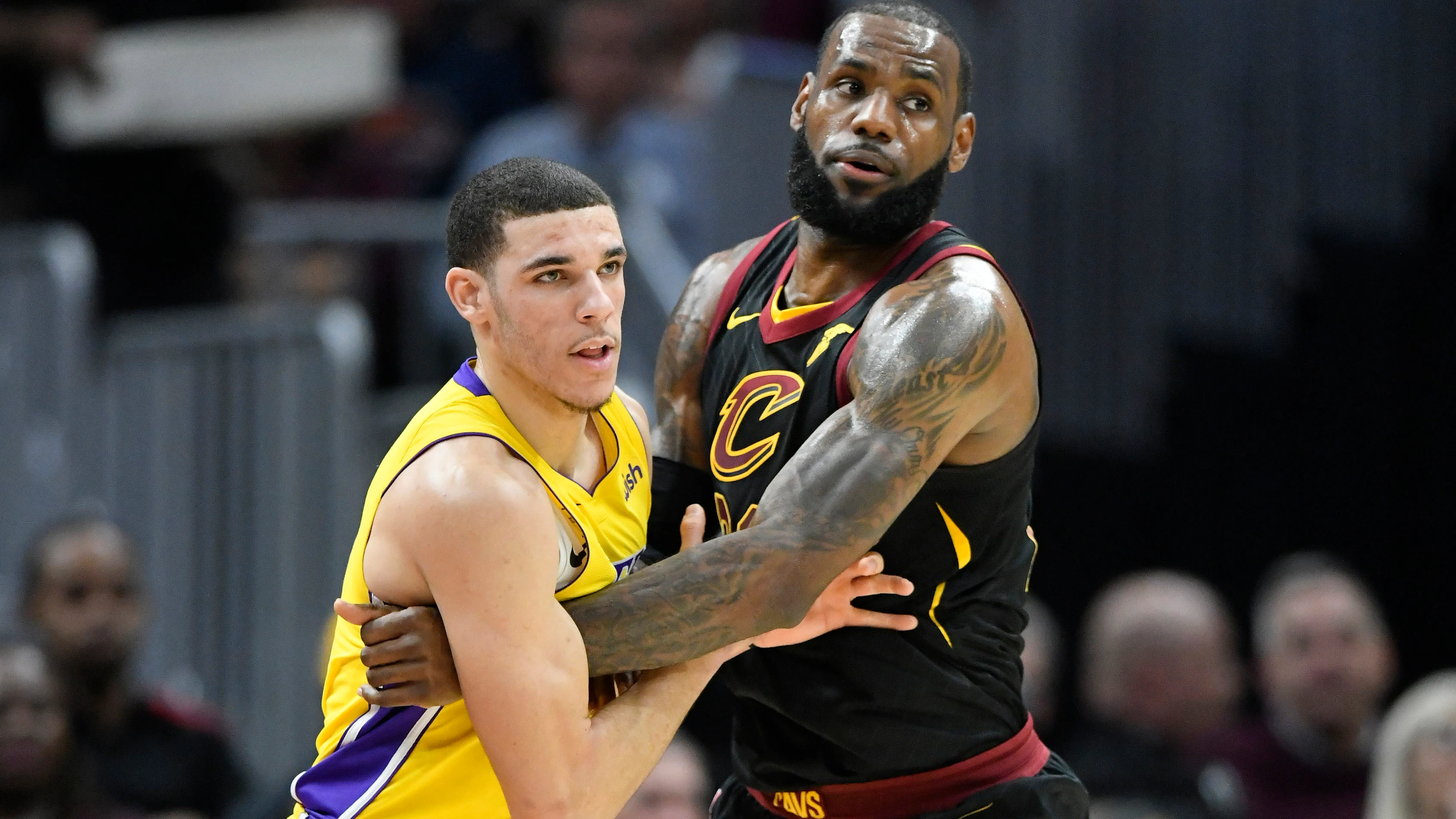 Lonzo Ball y LeBron James, durante el Cavs - Lakers