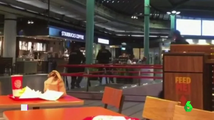 Desalojan el aeropuerto de Ámsterdam-Schiphol tras disparar la Policía a un individuo con un cuchillo Desalojan el aeropuerto de Ámsterdam-Schiphol tras disparar la Policía a un individuo con un cuchillo