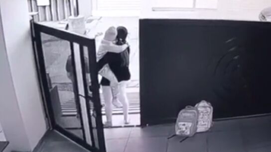 El ni&ntilde;o secuestrado en brazos de su madre