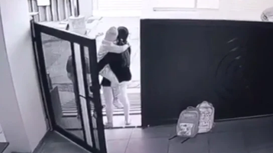 El niño secuestrado en brazos de su madre El niño secuestrado en brazos de su madre