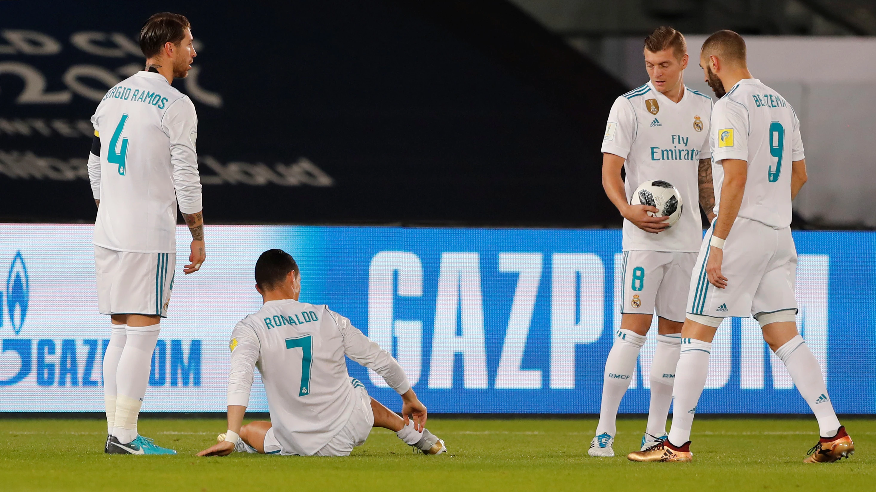 Cristiano Ronaldo se duele de una entrada en la final del Mundial de Clubes