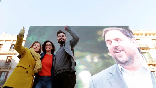 Marta Rovira, Carme Forcadell y Gabriel Rufián durante el acto central de campaña de Esquerra celebrado en Barcelona Marta Rovira, Carme Forcadell y Gabriel Rufián durante el acto central de campaña de Esquerra celebrado en Barcelona