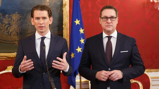 Sebastian Kurz y Heinz-Christian Strache tras firmar el acuerdo de Gobierno Sebastian Kurz y Heinz-Christian Strache tras firmar el acuerdo de Gobierno