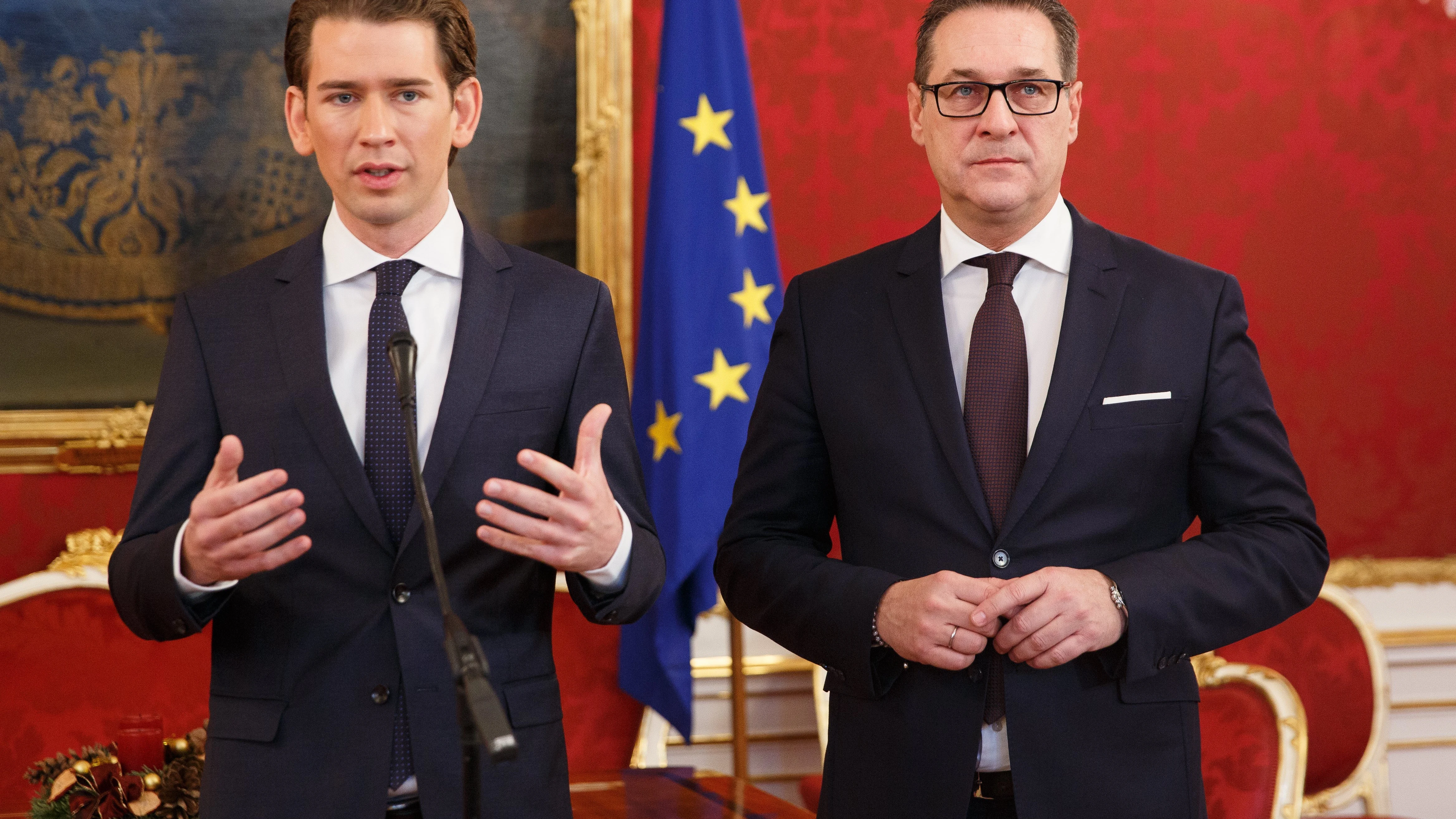 Sebastian Kurz y Heinz-Christian Strache tras firmar el acuerdo de Gobierno