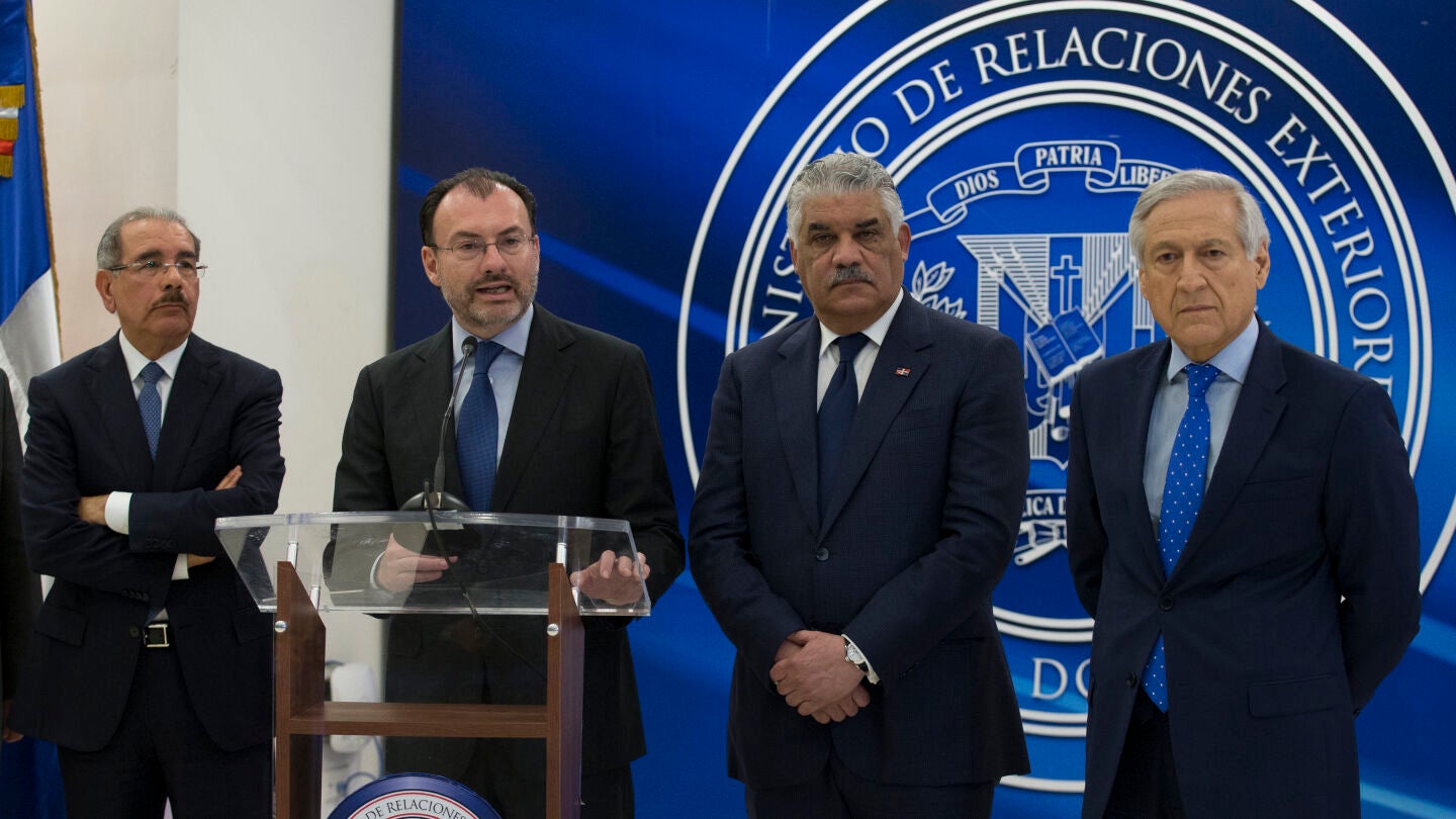 Danilo Medina, Miguel Vargas, Luis Videgaray y Heraldo Mu&ntilde;oz hablan ante la prensa al concluir la reuni&oacute;n 