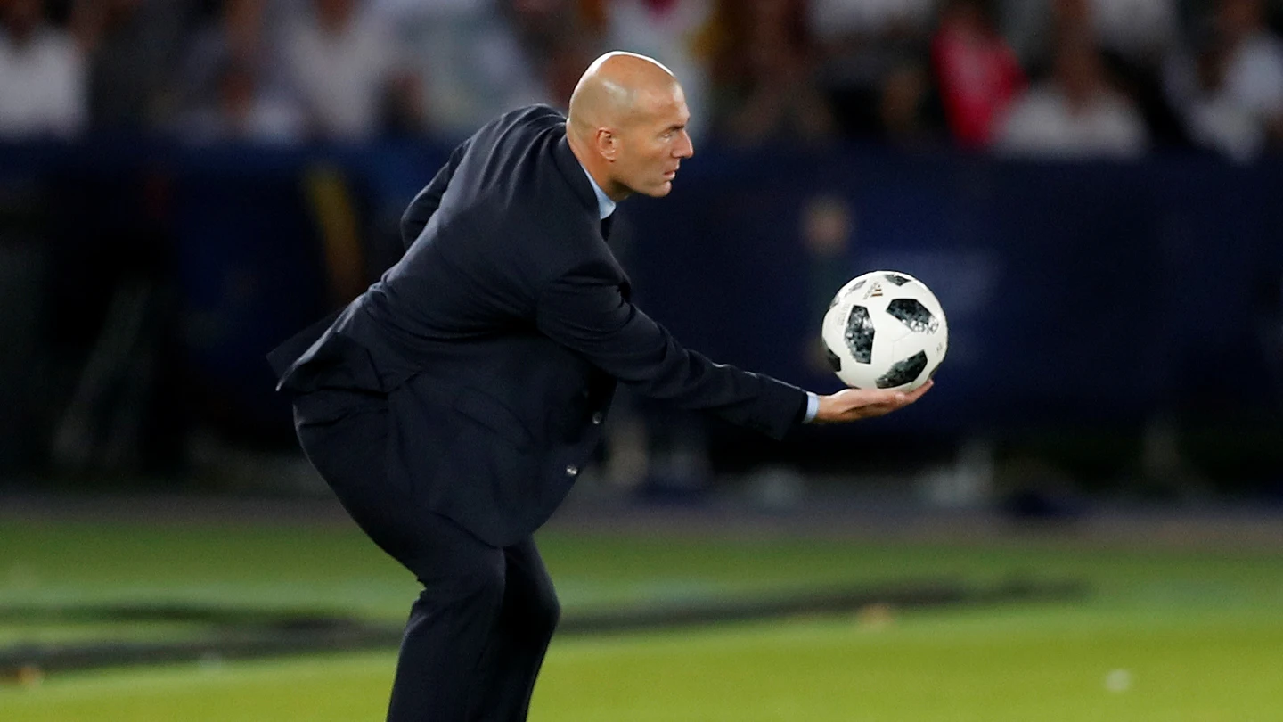 Zidane sostiene el balón durante la final del Mundial de Clubes Zidane sostiene el balón durante la final del Mundial de Clubes