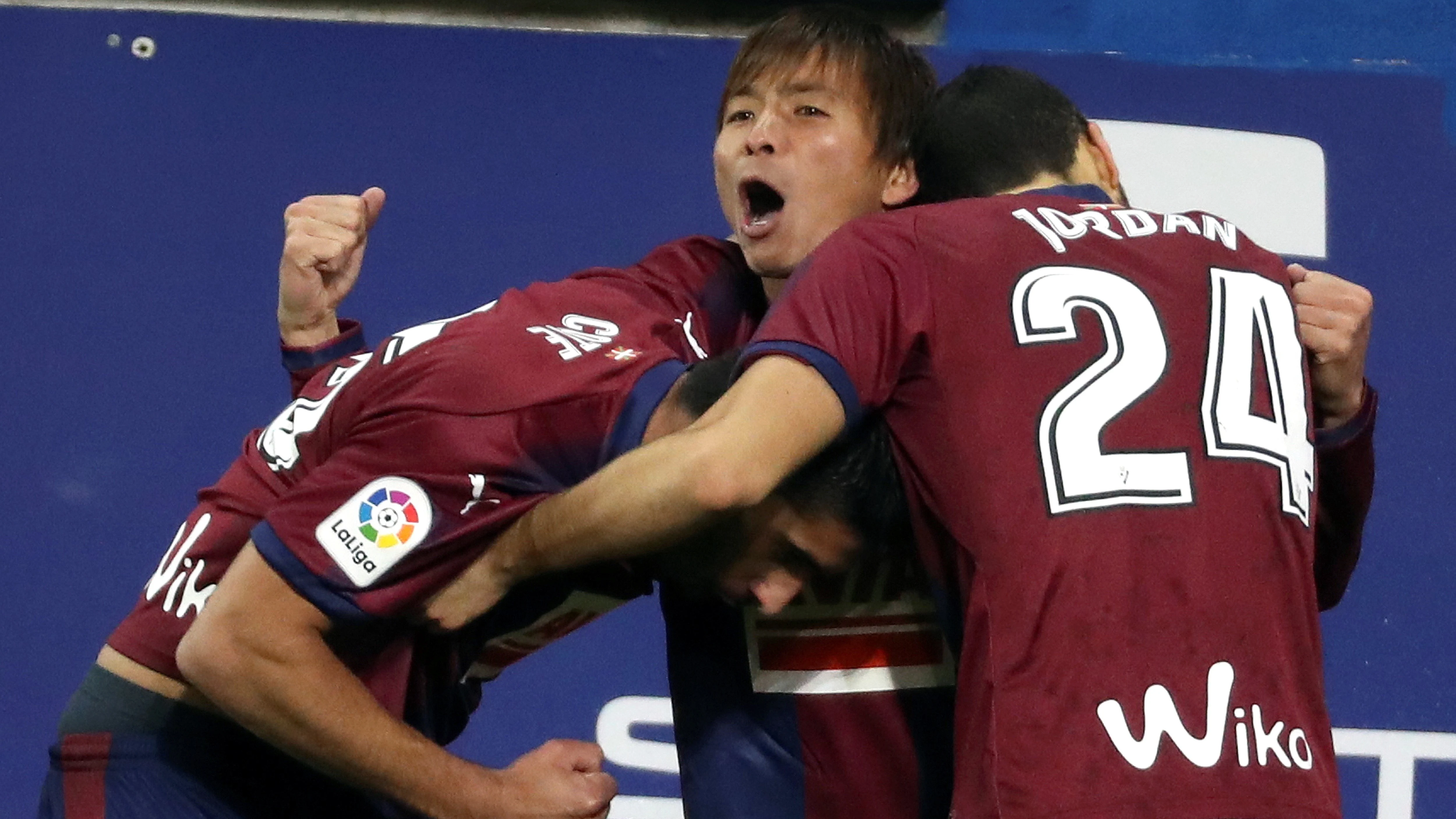 Los jugadores del Eibar celebran uno de los goles frente al Valencia