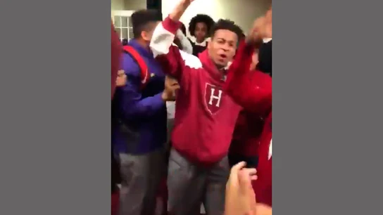 Reacción viral de un joven al entrar en Hardvard Reacción viral de un joven al entrar en Hardvard