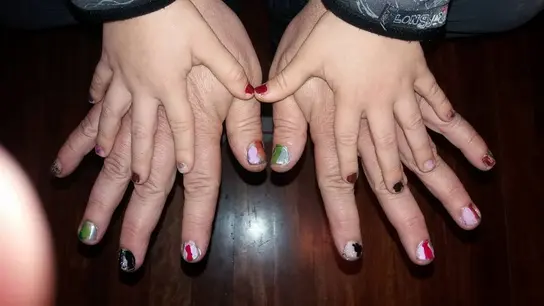 Un padre se pinta las uñas para que su hijo no se sienta desplazado Un padre se pinta las uñas para que su hijo no se sienta desplazado