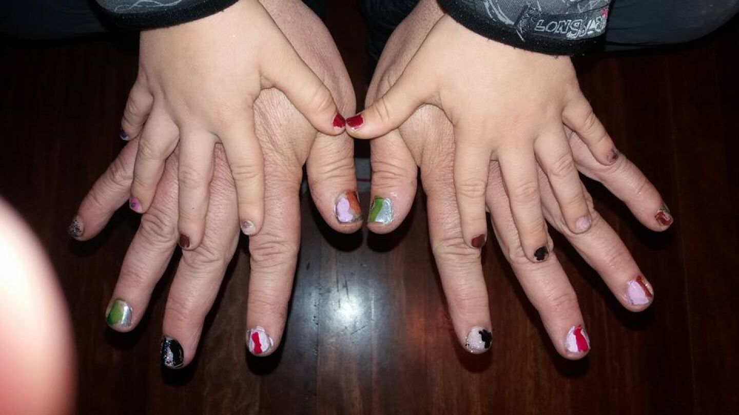 Un padre se pinta las u&ntilde;as para que su hijo no se sienta desplazado