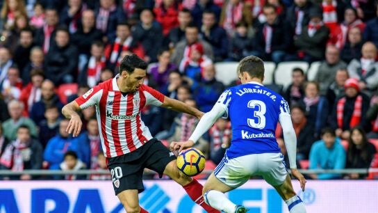 Aduriz intenta controlar el bal&oacute;n ante Llorente