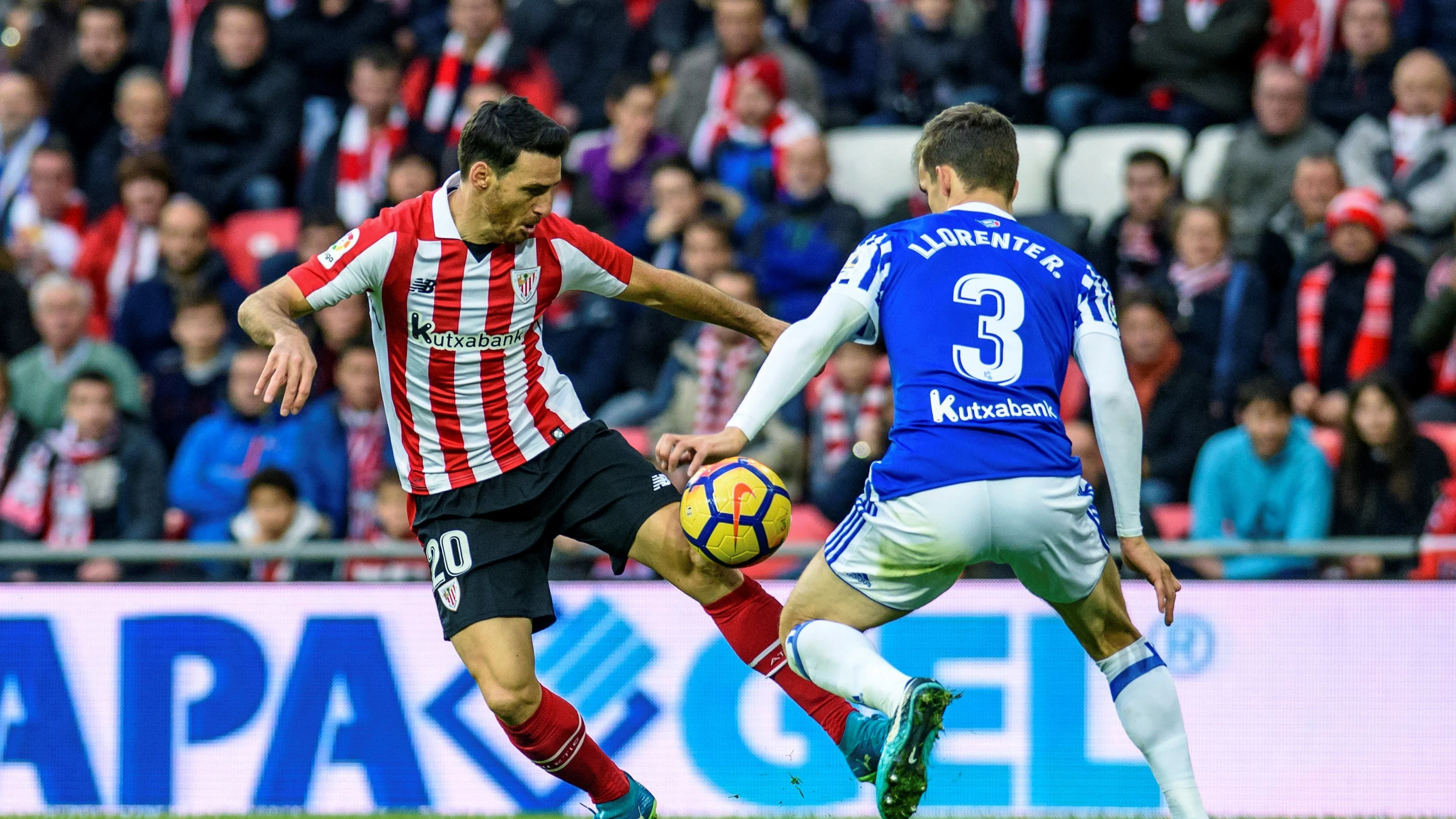 Aduriz intenta controlar el balón ante Llorente