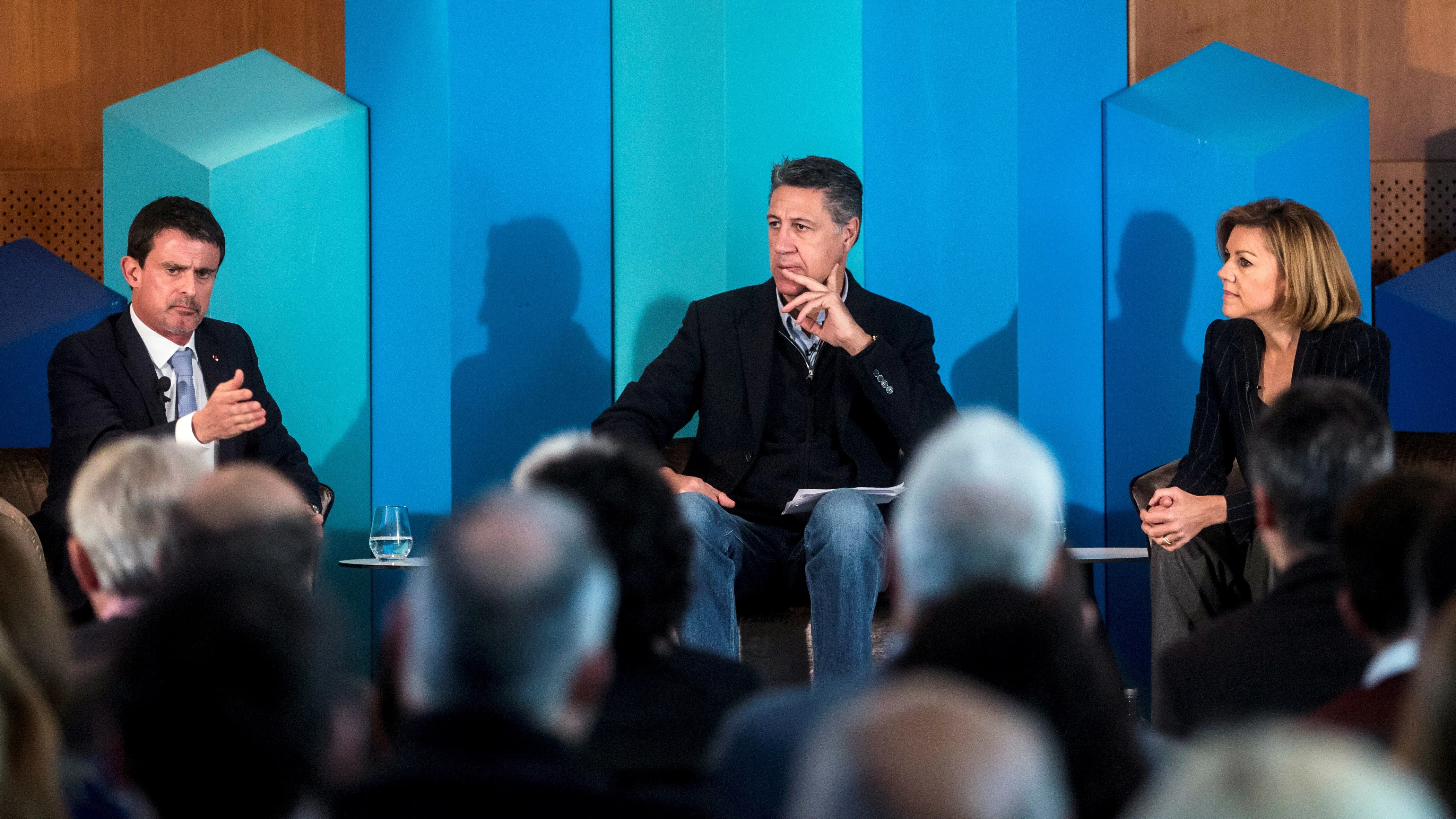 El candidato del PPC a la presidencia de la Generalitat, Xavier García Albiol, y María Dolores de Cospedal, intervienen en un desayuno-coloquio junto a Manuel Valls