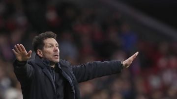 Simeone gesticula durante el partido contra el Alavés