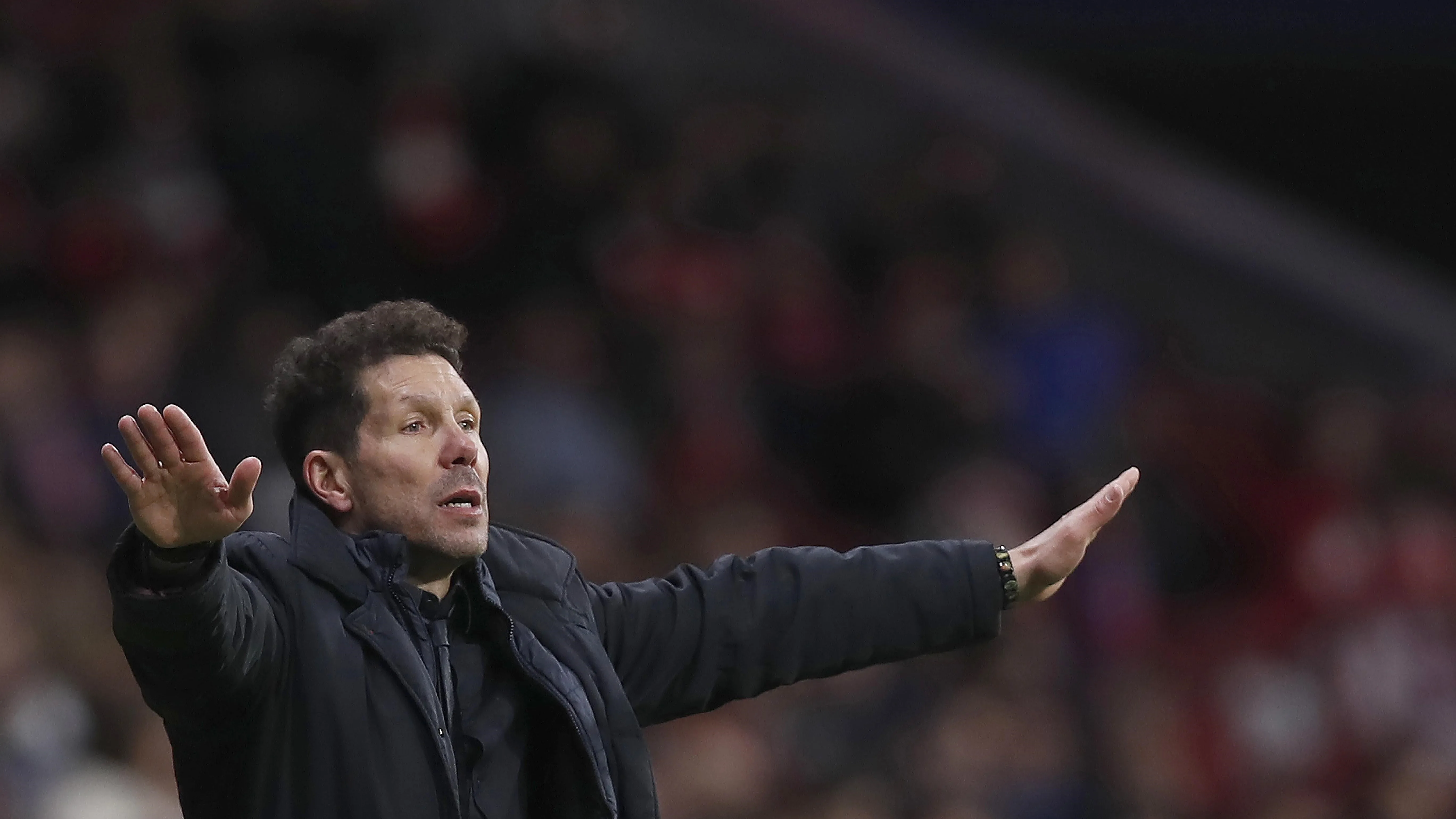 Simeone gesticula durante el partido contra el Alavés