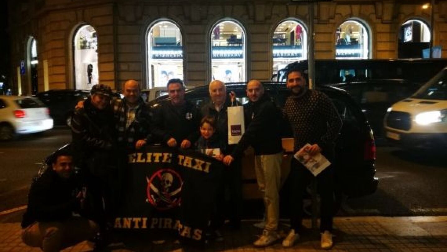El peque&ntilde;o posa con varios taxistas del sindicato Elite Taxi Bcn