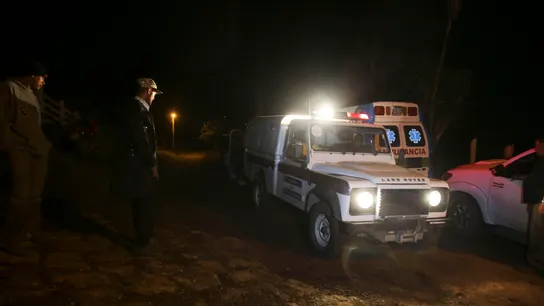 Cuerpos de socorro se mantienen cerca de un retén organizado por militares hondureños en la aldea Rincón de Dolores Cuerpos de socorro se mantienen cerca de un retén organizado por militares hondureños en la aldea Rincón de Dolores