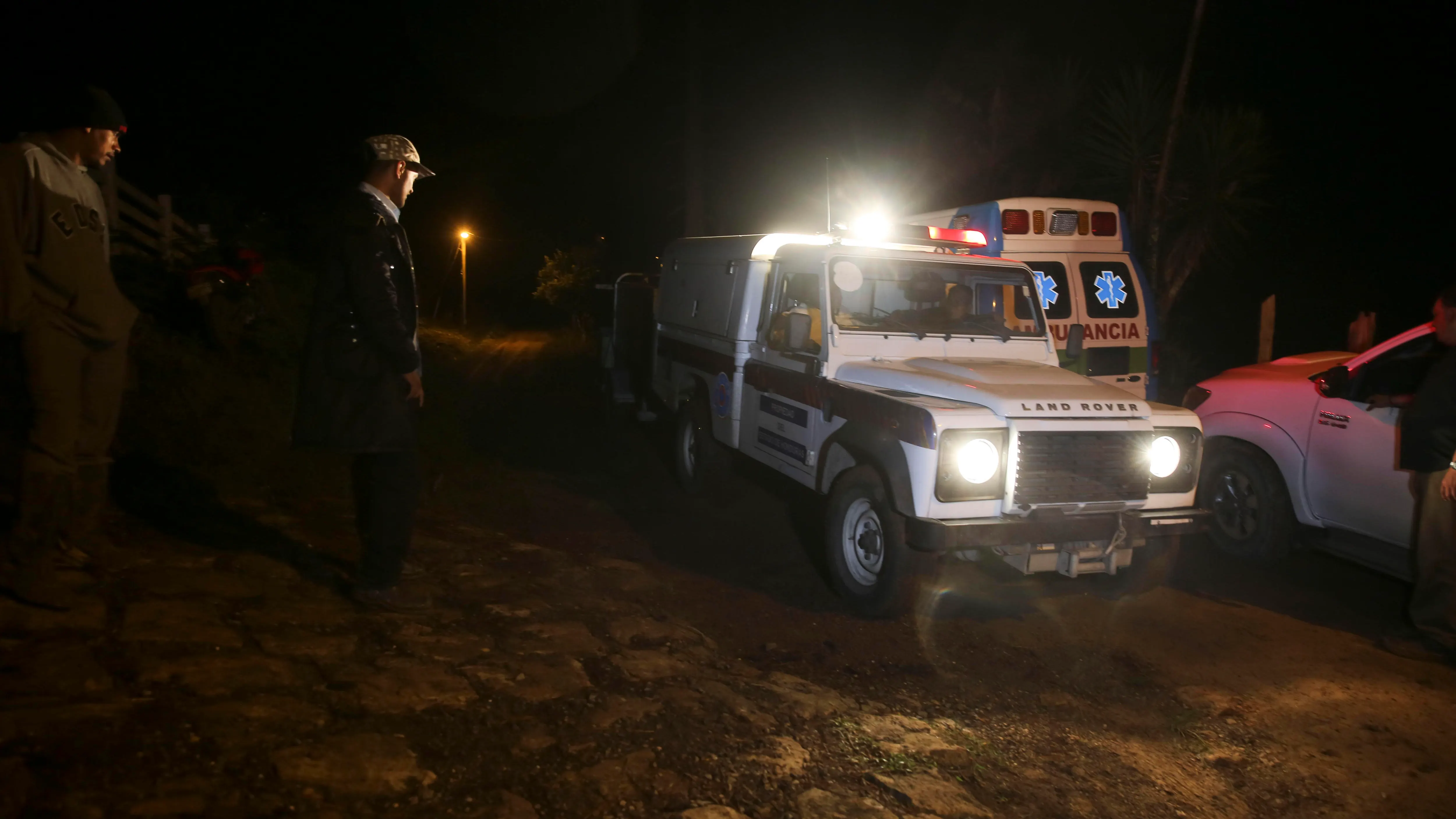 Cuerpos de socorro se mantienen cerca de un retén organizado por militares hondureños en la aldea Rincón de Dolores