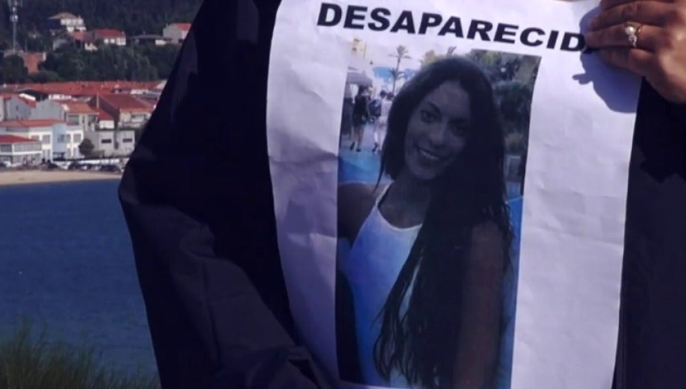 Un cartel con la imagen de Diana Quer durante su búsqueda en agosto de 2016
