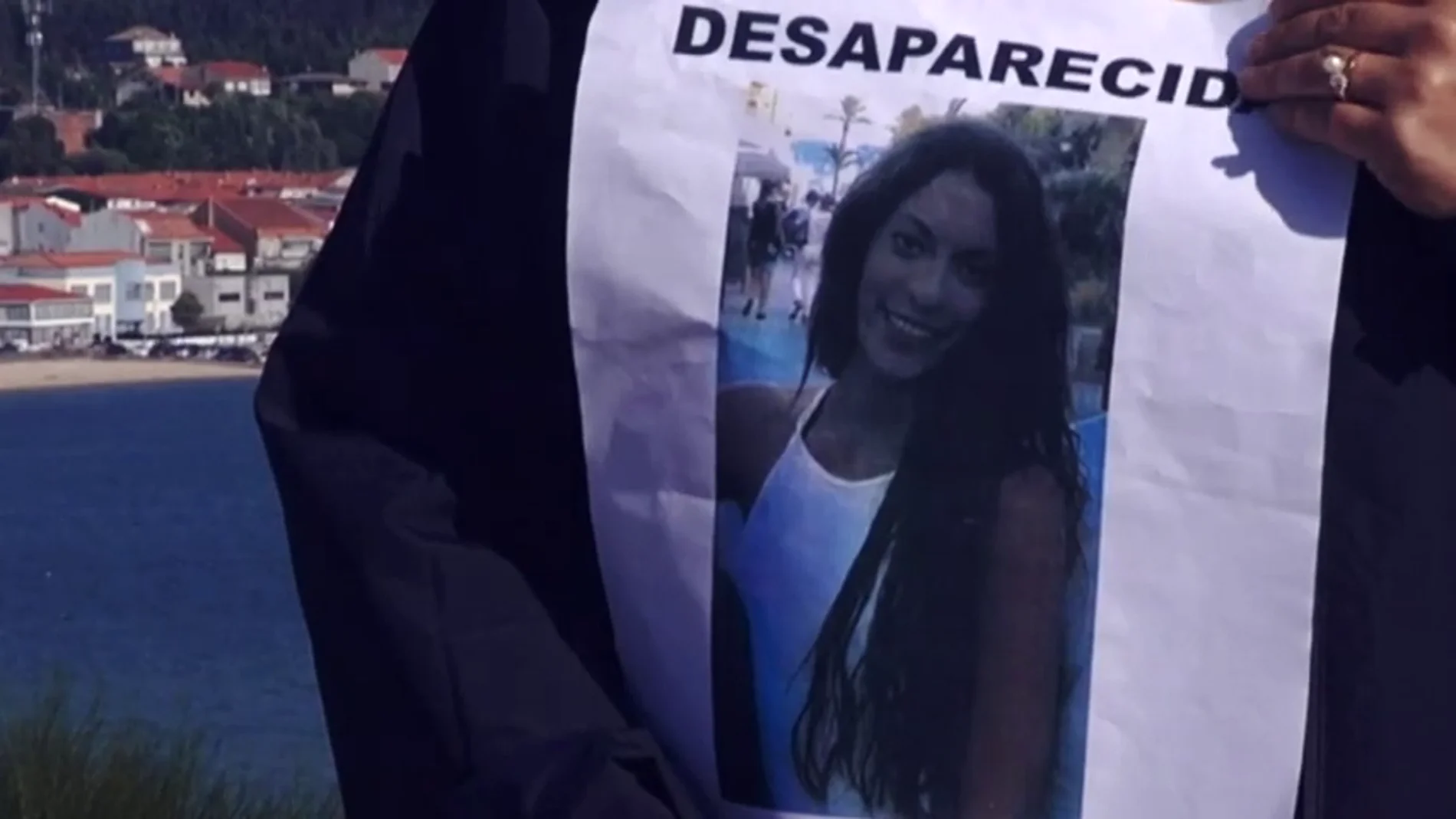 Un cartel con la imagen de Diana Quer durante su búsqueda en agosto de 2016