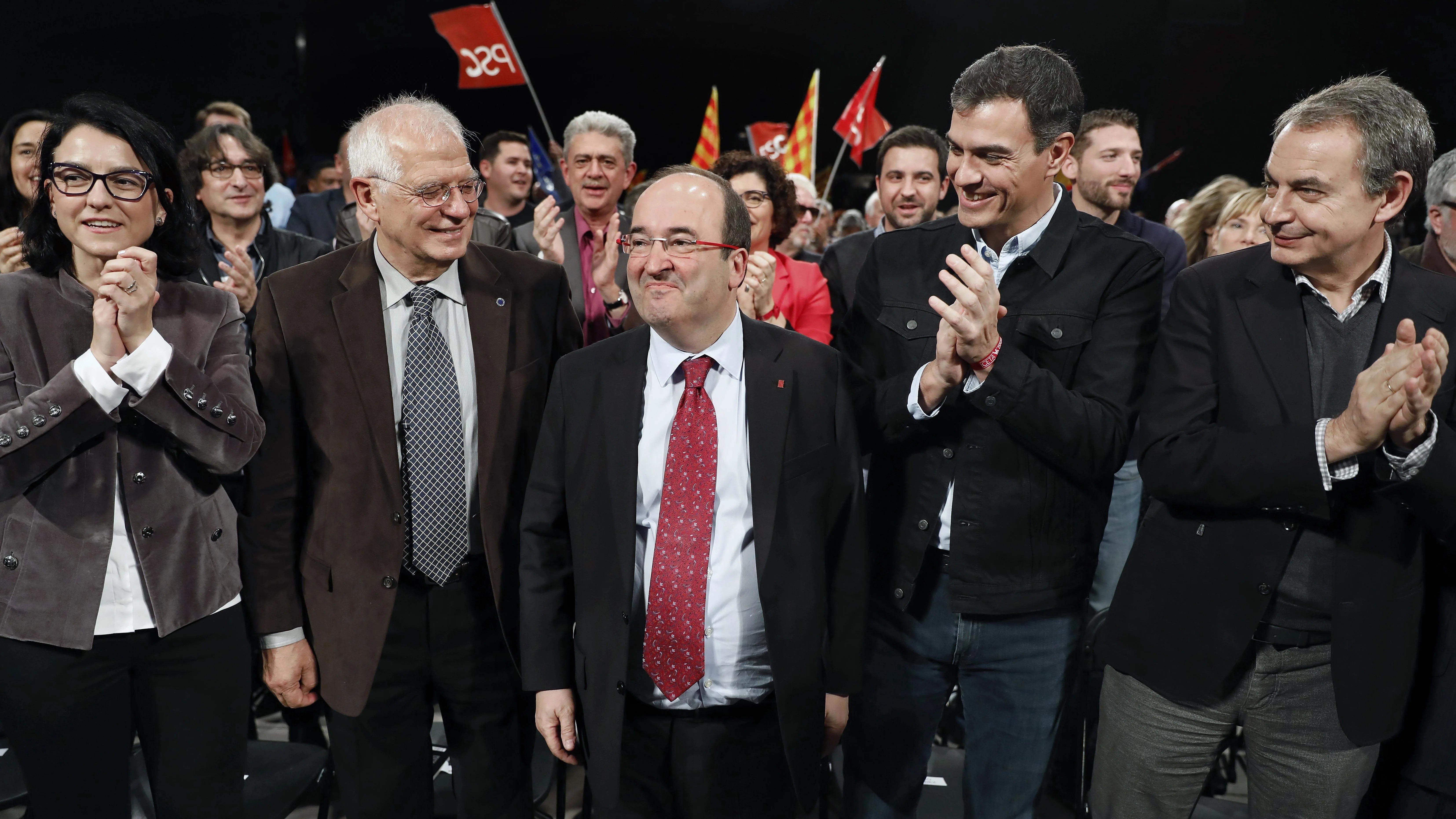 El candidato del PSC a la presidencia de la Generalitat, Miquel Iceta (c), acompañado del secretario general del PSOE, Pedro Sánchez (2d), el expresidente del Gobierno José Luis Rodríguez Zapatero (d), el expresidente del Parlamento Europeo Josep Borrell (2i) y la diputada socialista y número dos por Barcelona Eva Granados