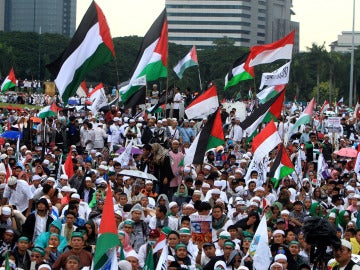 Musulmanes indonesios enarbolan banderas palestinas en protesta por la decisión de Trump de reconocer Jerusalén como capital de Israel en Yakarta, Indonesia Musulmanes indonesios enarbolan banderas palestinas en protesta por la decisión de Trump de reconocer Jerusalén como capital de Israel en Yakarta, Indonesia
