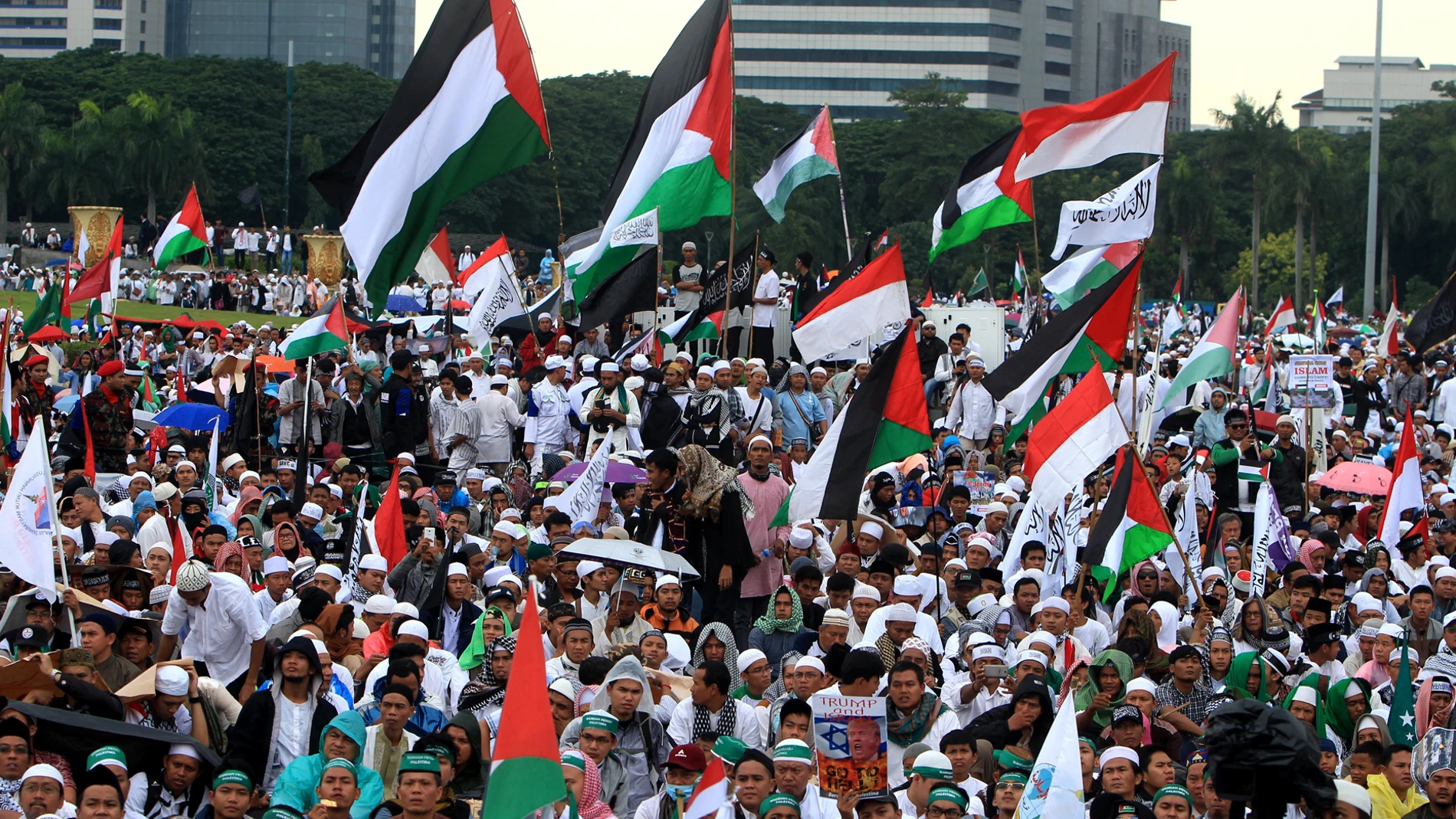 Musulmanes indonesios enarbolan banderas palestinas en protesta por la decisión de Trump de reconocer Jerusalén como capital de Israel en Yakarta, Indonesia