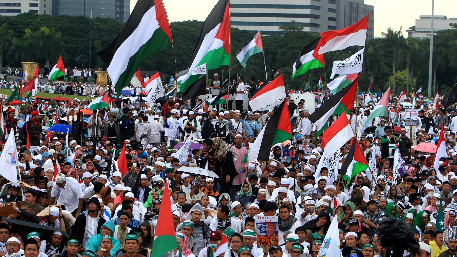 Musulmanes indonesios enarbolan banderas palestinas en protesta por la decisión de Trump de reconocer Jerusalén como capital de Israel en Yakarta, Indonesia