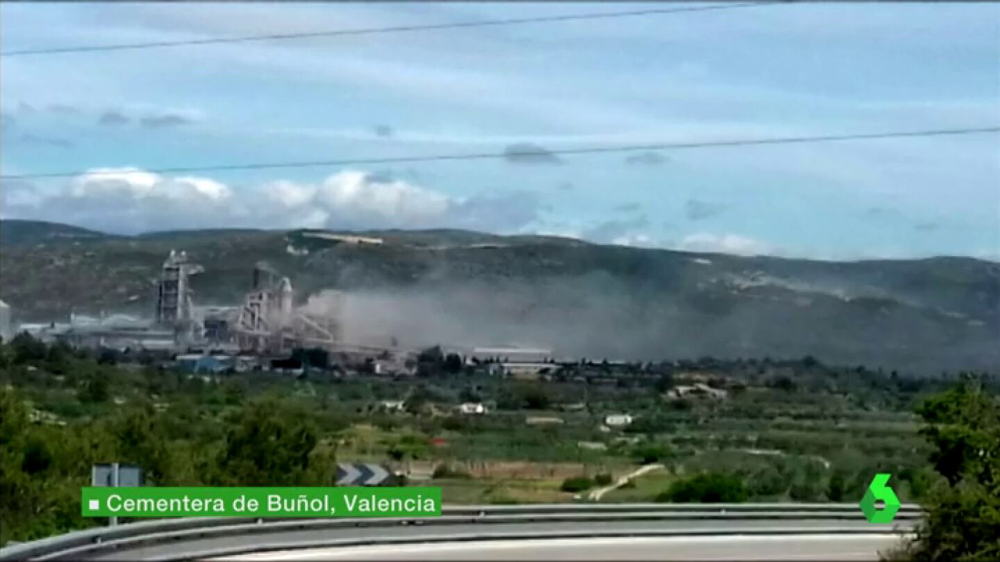 En Valencia se han cansado de respirar el humo de la cementera de Bu&ntilde;ol: "Huele fatal, como si quemasen neum&aacute;ticos de coches"