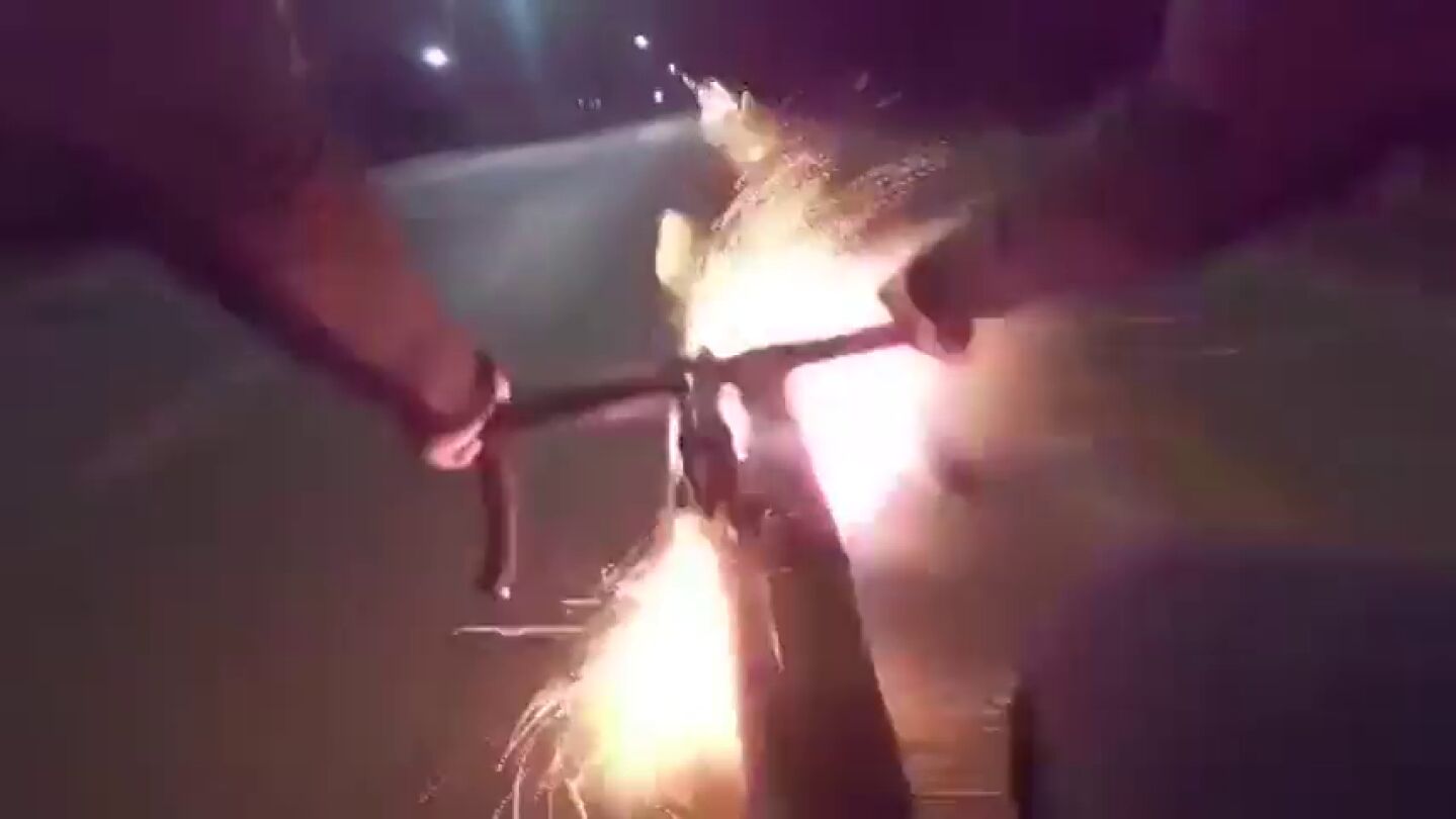 Un ciclista lanza bengalas a un motorista que le acosa en la carretera