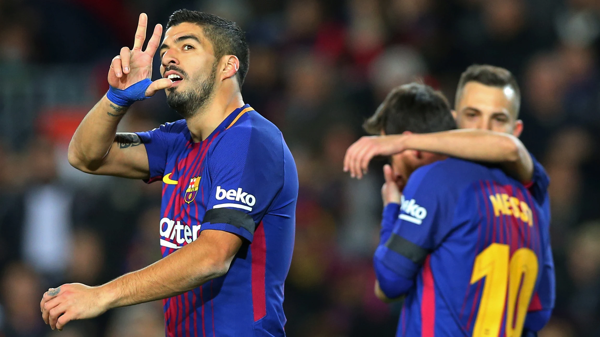 Luis Suárez celebra uno de sus goles contra el Deportivo