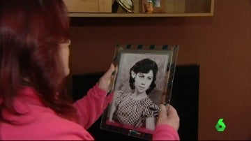 La hija de Ana Orantes sostiene una foto de su madre cuando era joven 