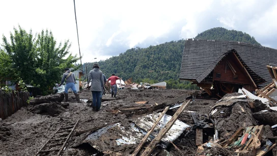 Fotografía cedida por la Intendencia de la Región de Los Lagos que muestra los daños causados por un alud en la localidad de Villa Lucía Fotografía cedida por la Intendencia de la Región de Los Lagos que muestra los daños causados por un alud en la localidad de Villa Lucía