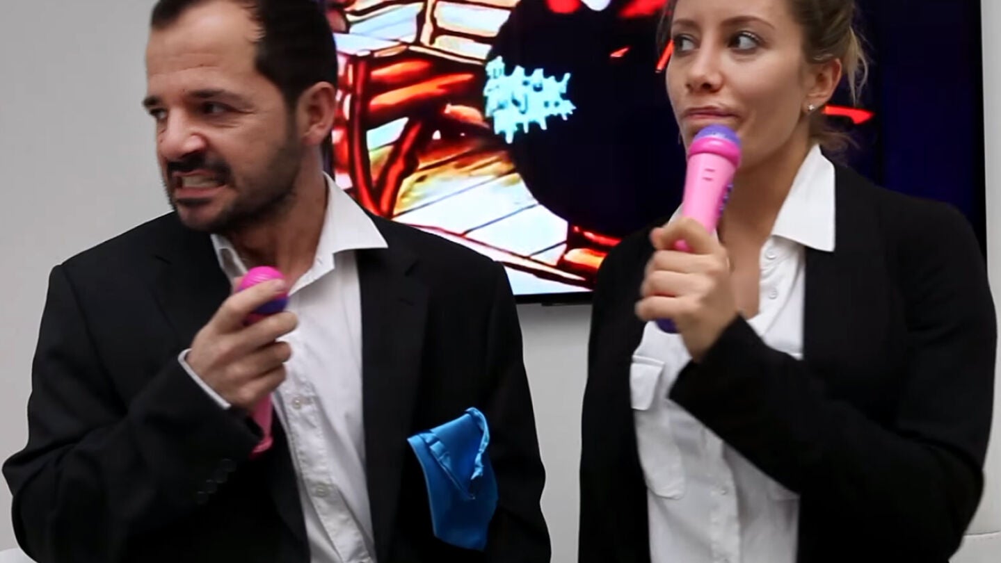 &Aacute;ngel Mart&iacute;n y Eva Fern&aacute;ndez en su parodia del v&iacute;deo viral de las hipotecas