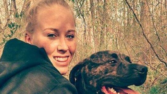 Bethany Lynn Stephens junto a uno de sus perros